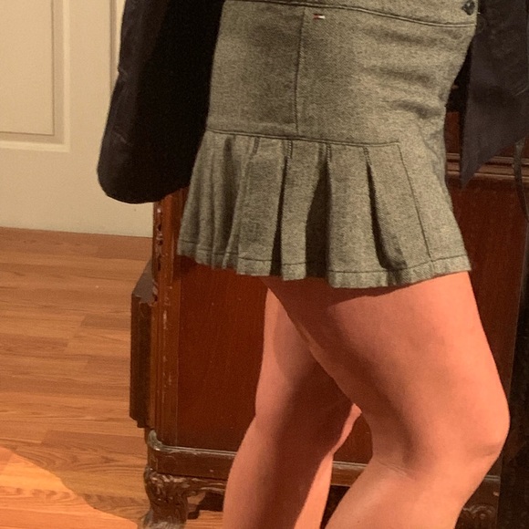Tommy Jeans pleated skirt.  7 juniors. Warm grey. - Picture 8 of 8
